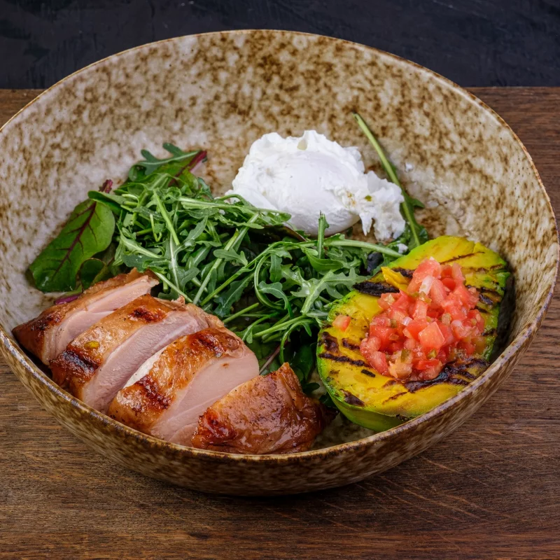 Заказать Салат с авокадо и куриным бедром с доставкой по Екатеринбург | Bukowski grill