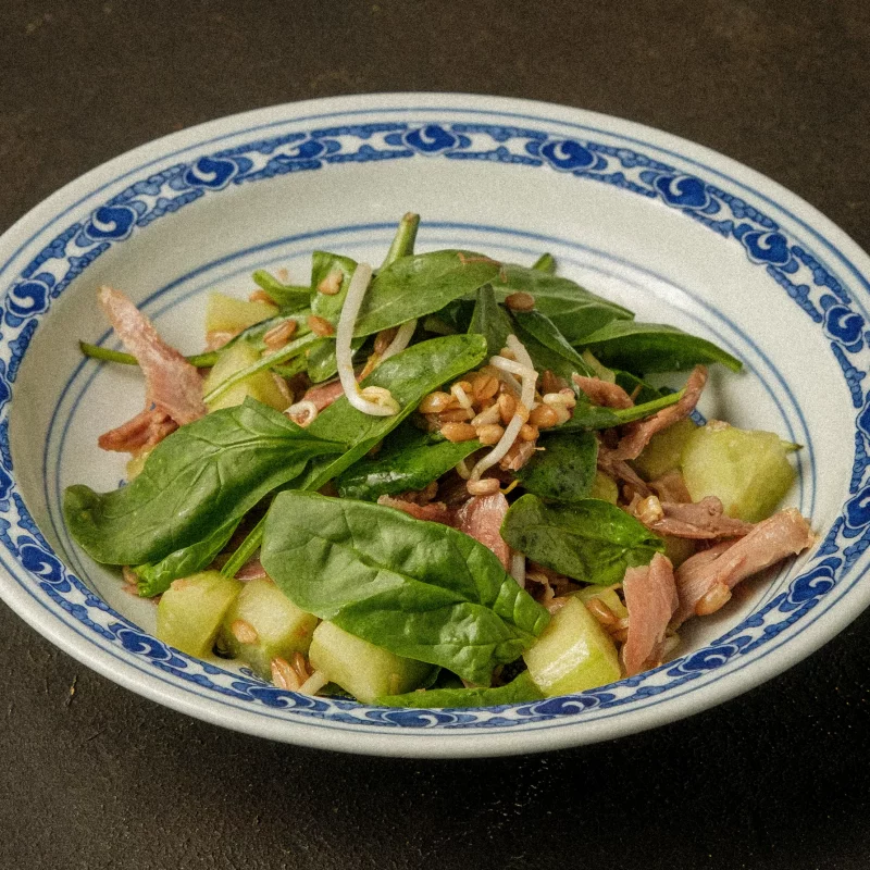 Заказать Салат с уткой конфи и сладким чили с доставкой по Екатеринбург | Вкусная доставка